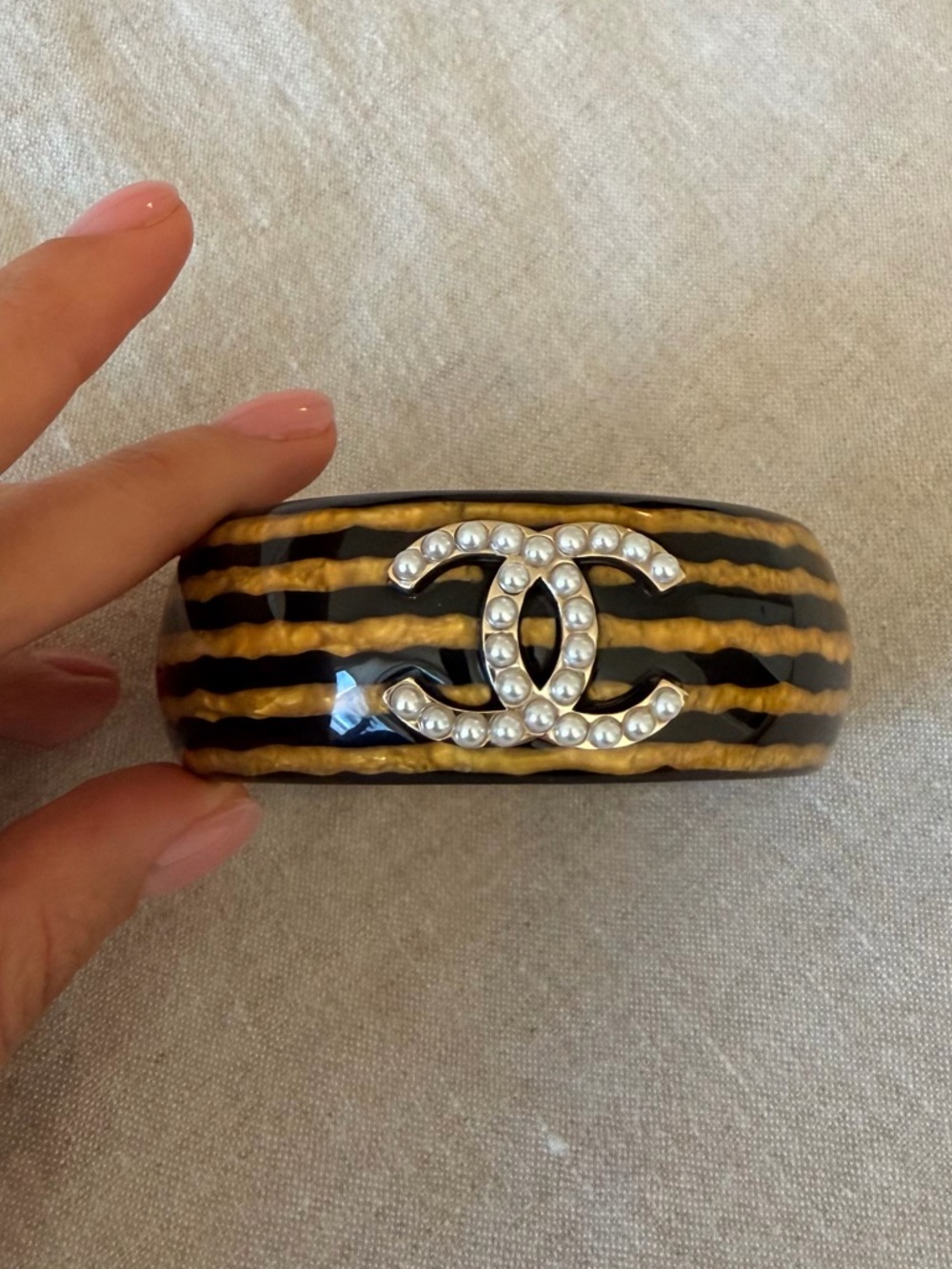 🖤Chanel CC Pearl Logo Resin Bangle Bracelet Black & Gold💛 - Picture 6 of 12